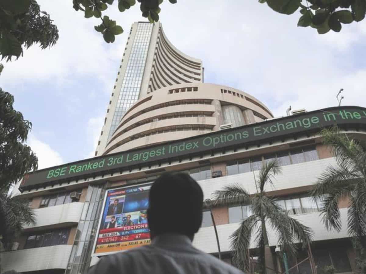 Stock Market Highlights: बाजार में मुनाफावसूली; सेंसेक्स करीब 400 अंक नीचे बंद, निफ्टी ने इंट्राडे में छुआ रिकॉर्ड लेवल