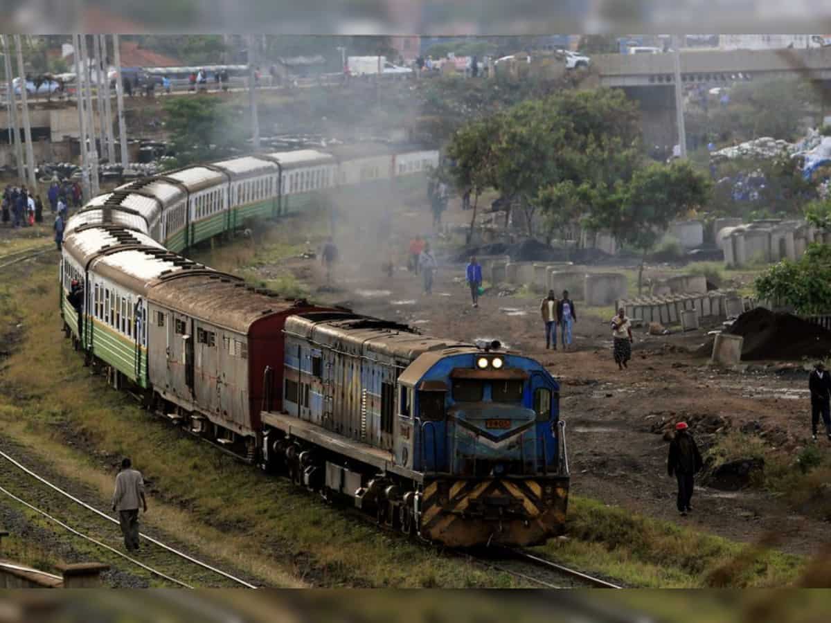 Indian Railway: उत्तर रेलवे ने लखनऊ मंडल के कई ट्रेनों के रूट को किया डायवर्ट, यात्रा से पहले चेक करें लिस्ट