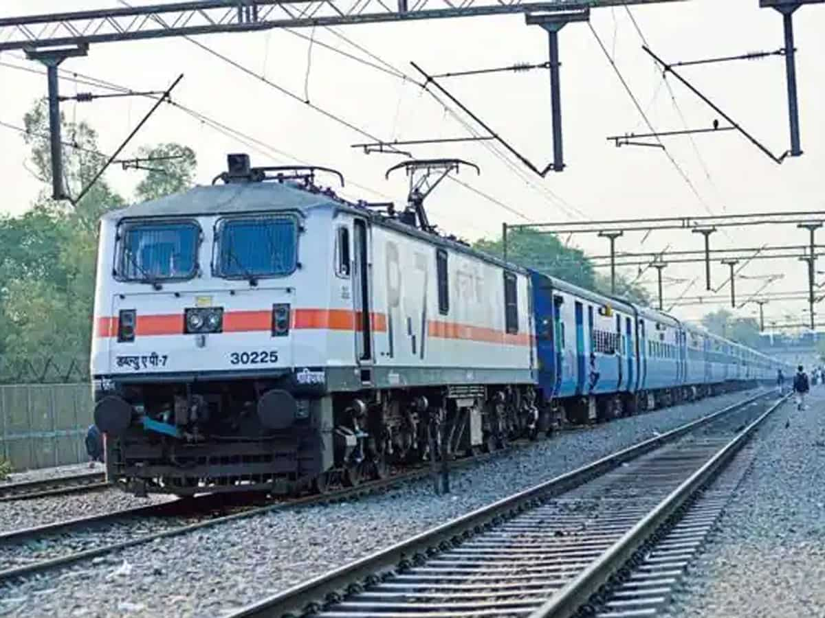 Train Cancellation: क्रिसमस, न्यू ईयर से पहले यात्रियों को झटका, आठ ट्रेनें कैंसिल, डेढ़ दर्जन गाड़ियों के रूट्स डायवर्ट