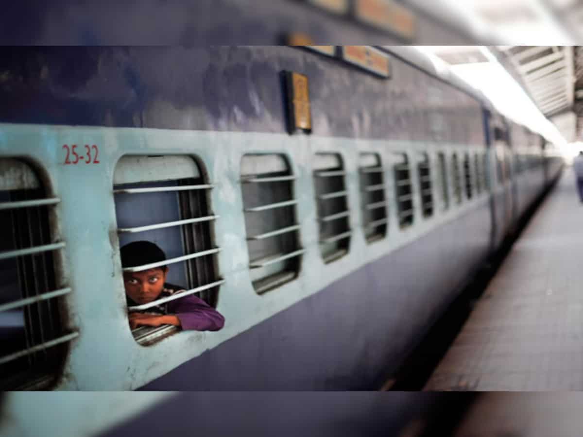 Indian Railway: लखनऊ मंडल के कई ट्रेनें कैंसिल और डायवर्ट, यात्रा से पहले करें चेक