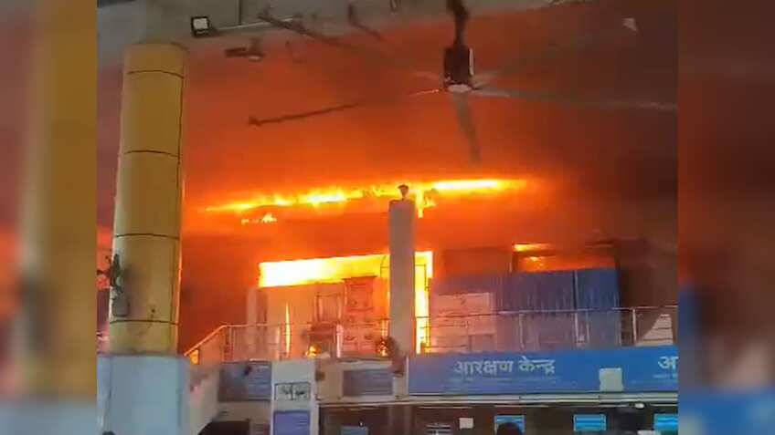 Mumbai Railway Station Fire: मुंबई के लोकमान्य तिलक रेलवे स्टेशन में लगी आग, मौके पर पहुंची दमकल की 2 गाड़ियां