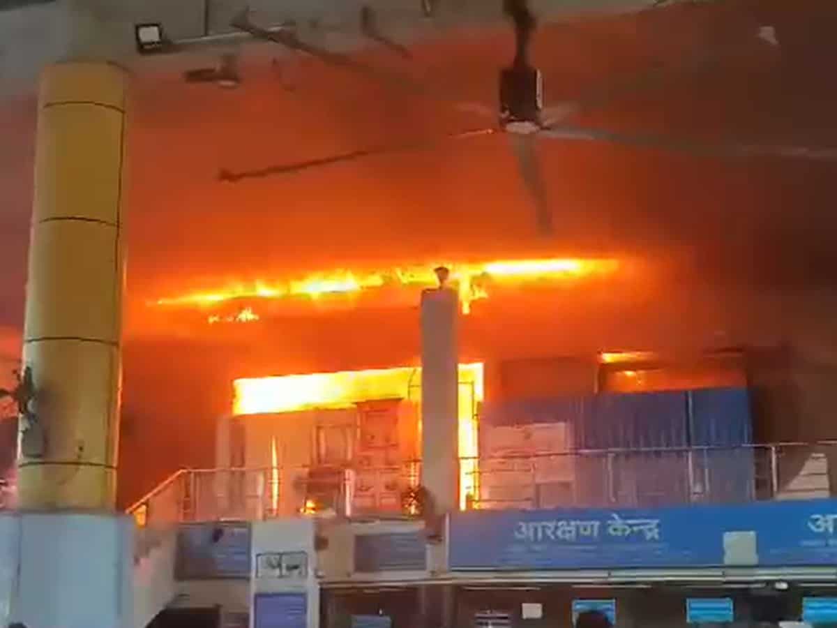 Mumbai Railway Station Fire: मुंबई के लोकमान्य तिलक रेलवे स्टेशन में लगी आग, मौके पर पहुंची दमकल की 2 गाड़ियां