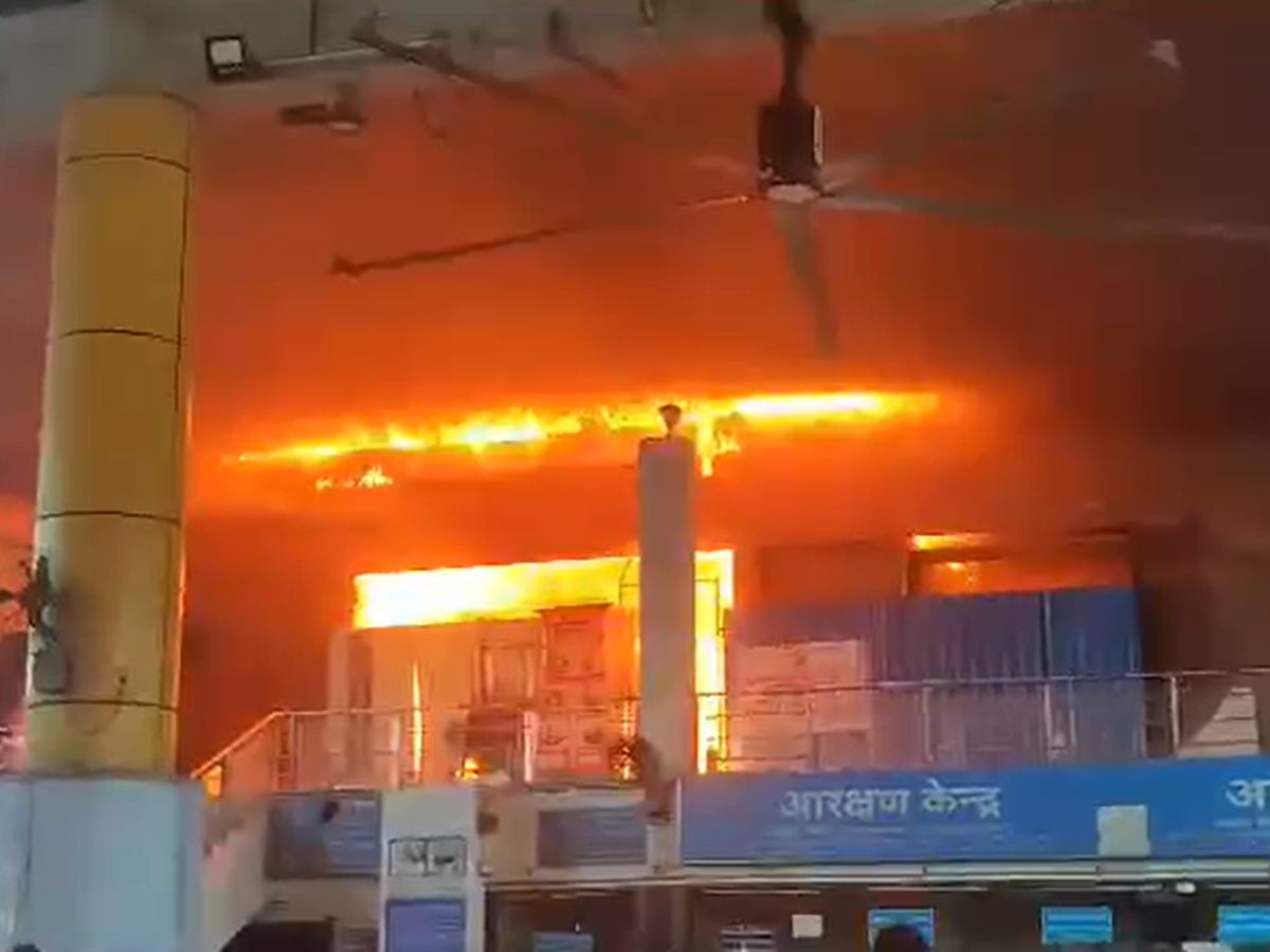 Mumbai Railway Station Fire: मुंबई के लोकमान्य तिलक रेलवे स्टेशन में लगी आग, मौके पर पहुंची दमकल की 2 गाड़ियां