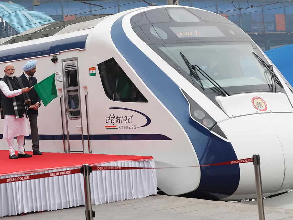 पीएम नरेंद्र मोदी दिखाएंगे बनारस-नई दिल्ली वंदे भारत ट्रेन को हरी झंडी, जानिए रूट्स, टाइम टेबल समेत हर डीटेल