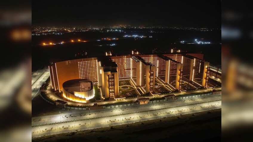 PM Modi आज करेंगे सूरत डायमंड बोर्स का उद्घाटन, वाराणसी को भी मिलेगी 19000 करोड़ रुपये के प्रोजेक्ट्स की सौगात