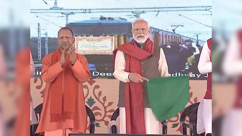 PM Modi ने वाराणसी-दिल्ली के बीच दूसरी Vande Bharat Express को दिखाई हरी झंडी, इन नई सुविधाओं से लैस होगी ट्रेन