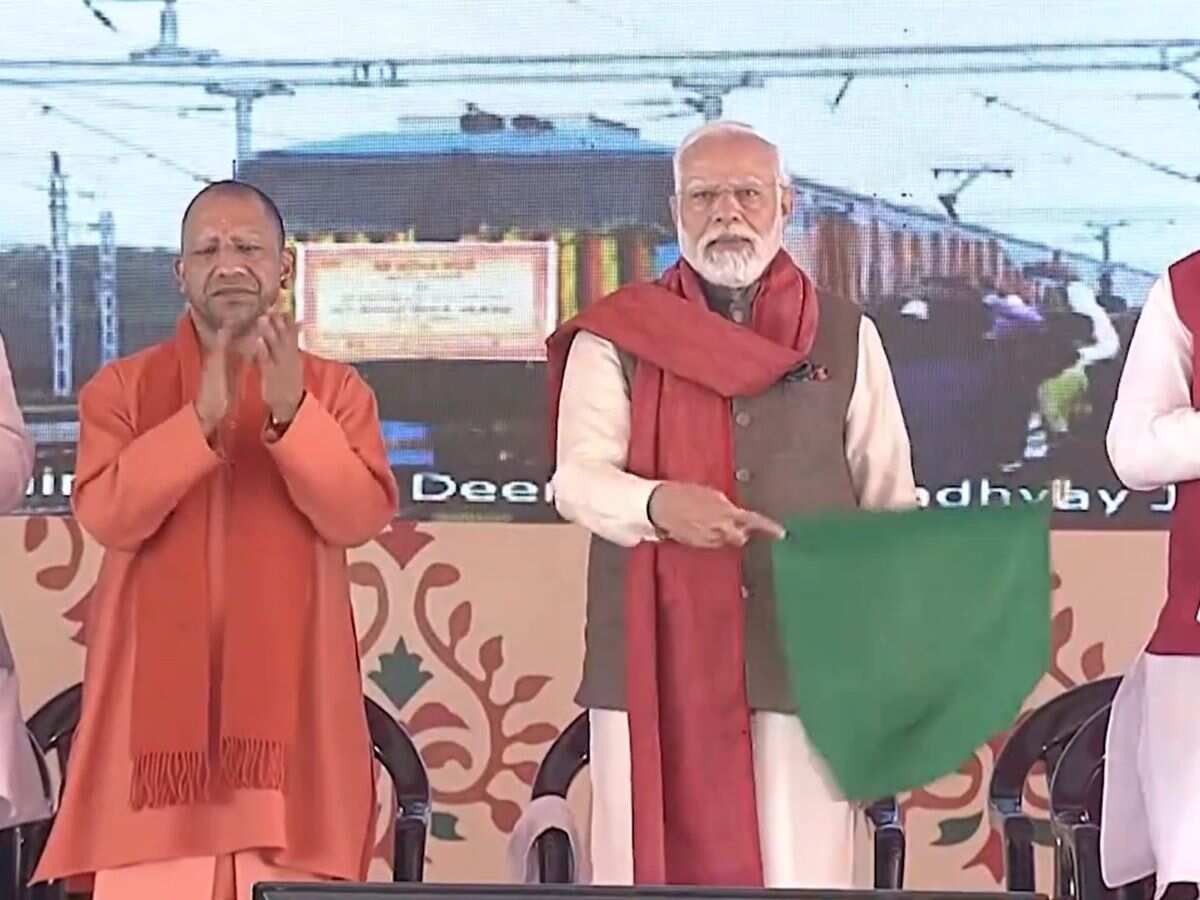 PM Modi ने वाराणसी-दिल्ली के बीच दूसरी Vande Bharat Express को दिखाई हरी झंडी, इन नई सुविधाओं से लैस होगी ट्रेन
