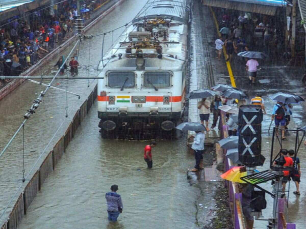 Tamil Nadu Rain: तमिलनाडु की भीषण बारिश में 800 ट्रेन पैसेंजर फंसे, NDRF की टीम बचाव में जुटी