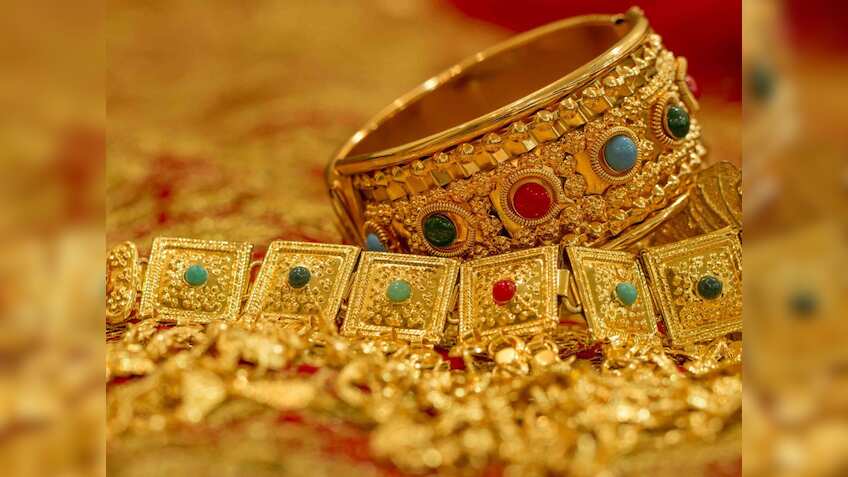 Gold Price Today: नए साल से पहले आई खुशखबरी, सोने और चांदी की कीमत गिरी, क्या है ताजा भाव?