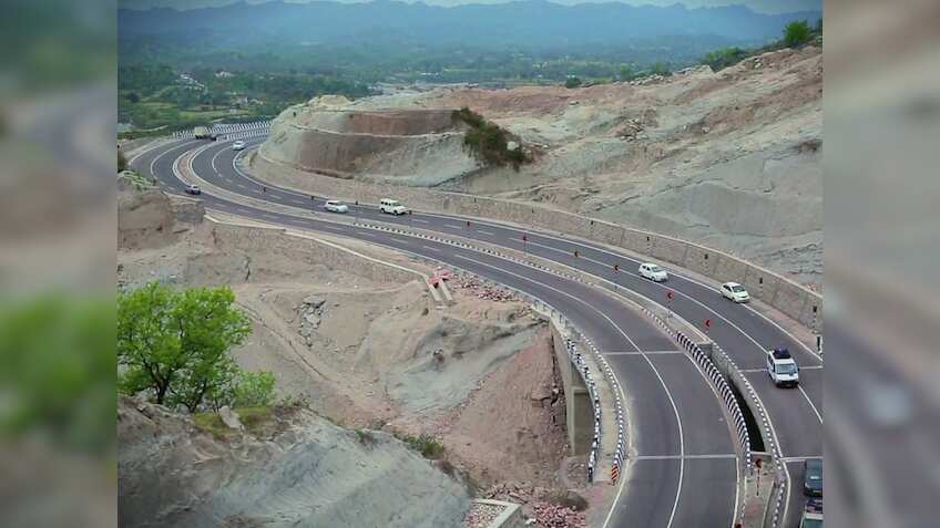 देश में कैसे रखे जाते हैं नेशनल हाईवे के नाम? एक नंबर से पता चल जाता है सबकुछ, जानें अपने काम की ये बात