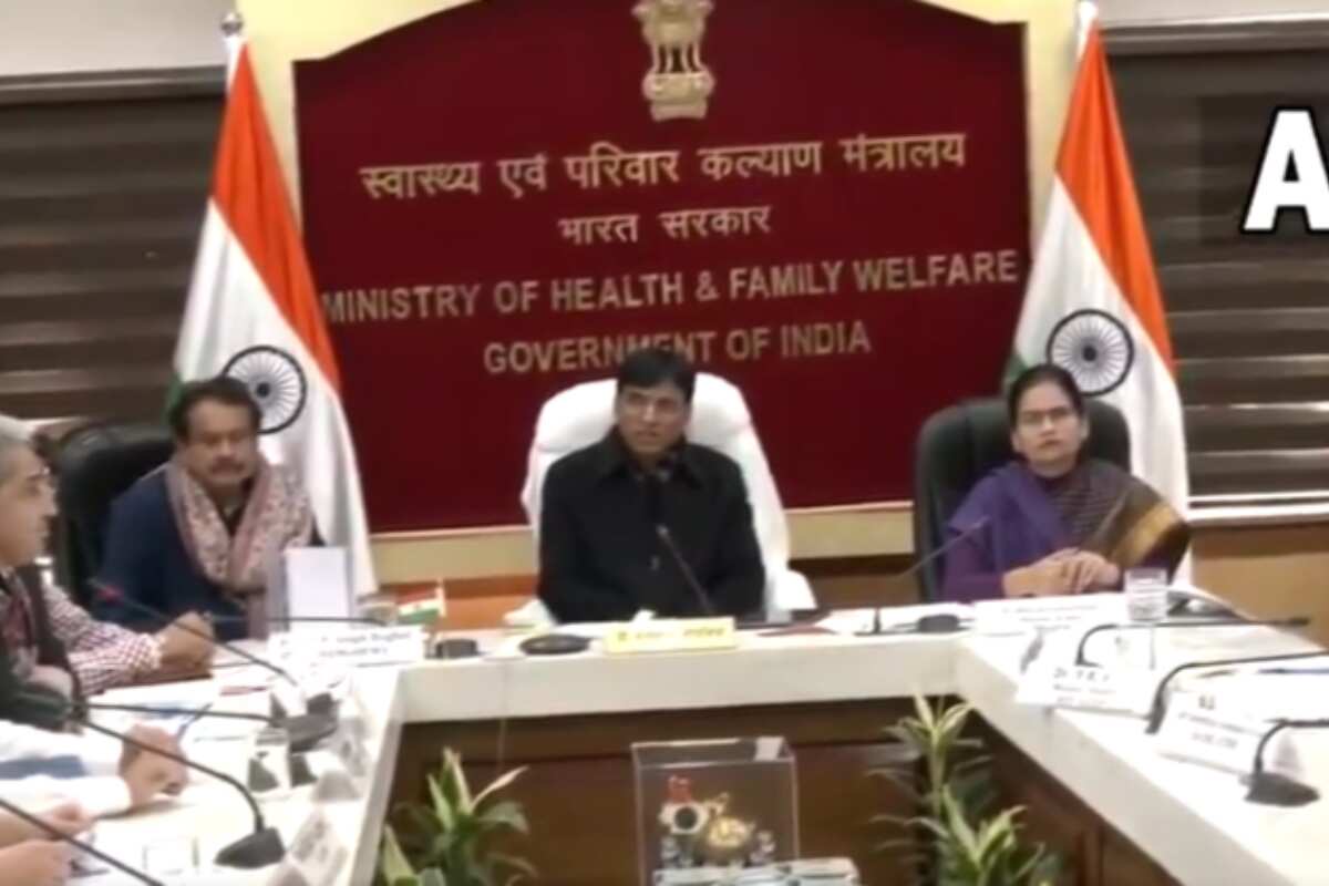 COVID के नए वेरिएंट पर स्वास्थ्य मंत्री ने की बैठक, कहा- 'हमें सतर्क रहने की जरूरत,  घबराने की नहीं'