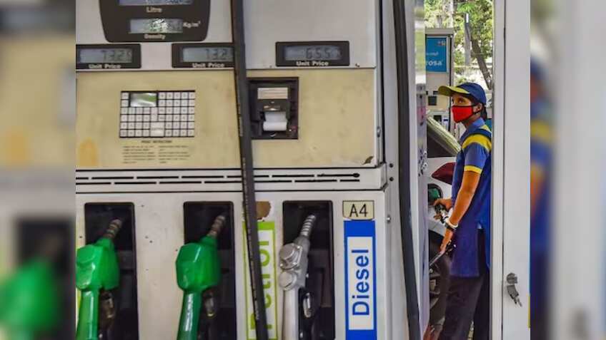 कितना सस्ता हुआ पेट्रोल-डीजल? सरकार ने बताया पिछले 2 सालों में आपकी जेब पर बोझ कितना हुआ कम