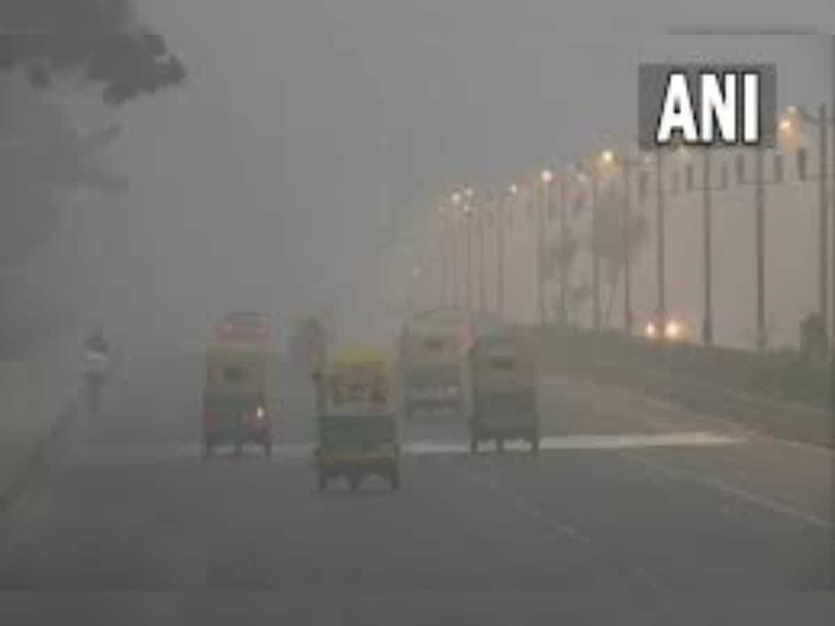 Delhi Weather Update: कोहरे की चादर से घिरा उत्तर भारत, दिल्ली- NCR सहित कई जगहों पर विजिबिलिटी कम