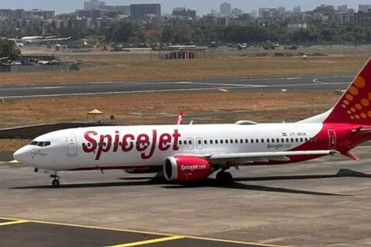 Spicejet Flight Emergency Landing: बुजुर्ग महिला की फ्लाइट में मौत के बाद मुंबई जा रहे विमान की वाराणसी में इमरजेंसी लैंडिंग
