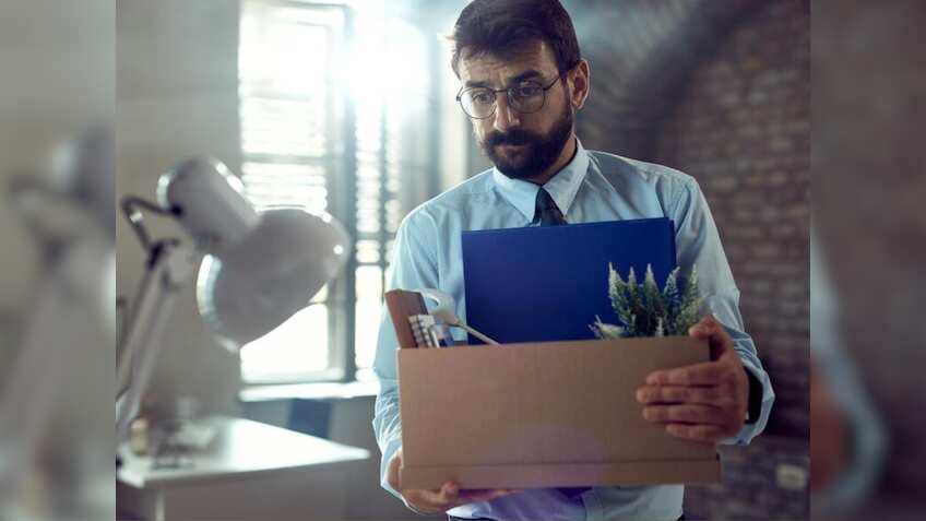 क्या स्टार्टअप्स, क्या सोशल मीडिया... लिस्ट लंबी है! 2023 में चलती गई नौकरियों पर कैंची, इतने कर्मचारी हुए बाहर