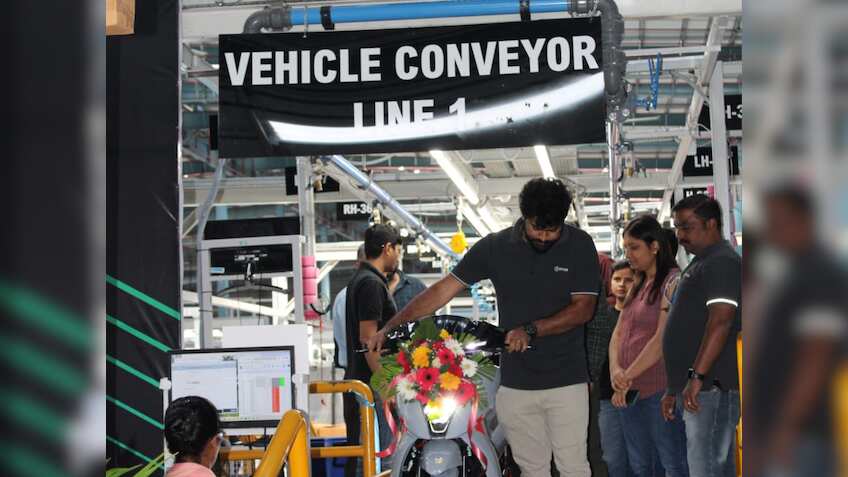 Ather की बड़ी उपलब्धि; सालभर में पूरा किया 1 से 2 लाख इलेक्ट्रिक स्कूटर तक का सफर, जानें कैसे