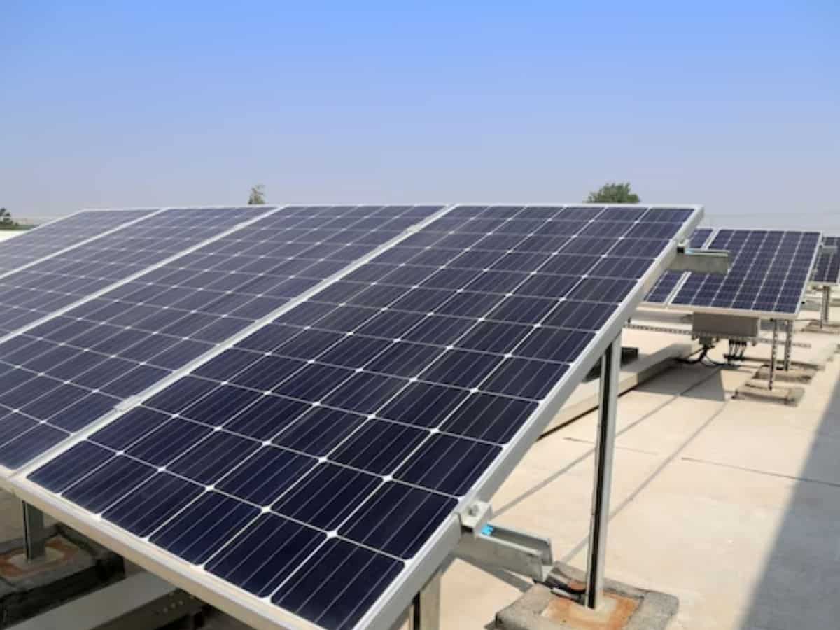 Rooftop Solar: FY25 में छतों पर 1000 सोलर पैनल लगाएगी BSES, इस साल अभी तक लगाए इतने