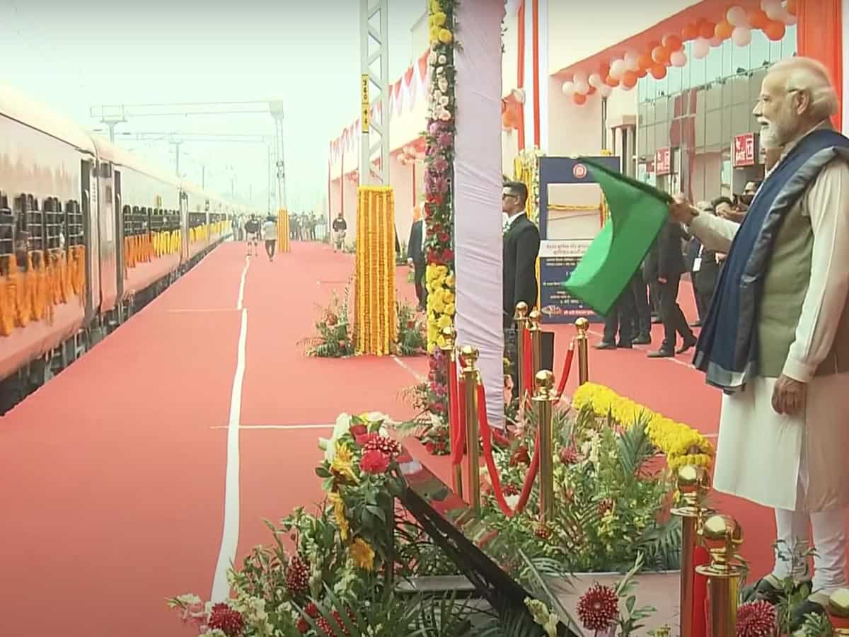 PM नरेंद्र मोदी ने दिखाई देश की पहली अमृत भारत ट्रेन को हरी झंडी, जानिए दोनों गाड़ियों का टाइम टेबल और रूट्स