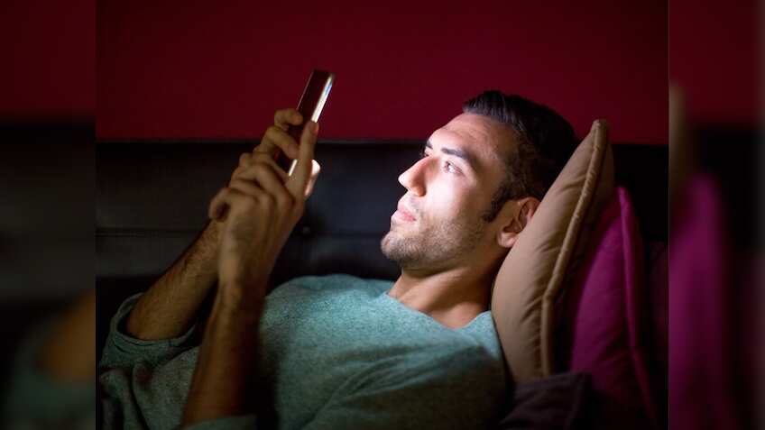 ज्यादा देर फोन चलाना बच्चे नहीं बड़ों के लिए भी खतरनाक, दिन में इससे अधिक नहीं होना चाहिए स्क्रीन टाइम