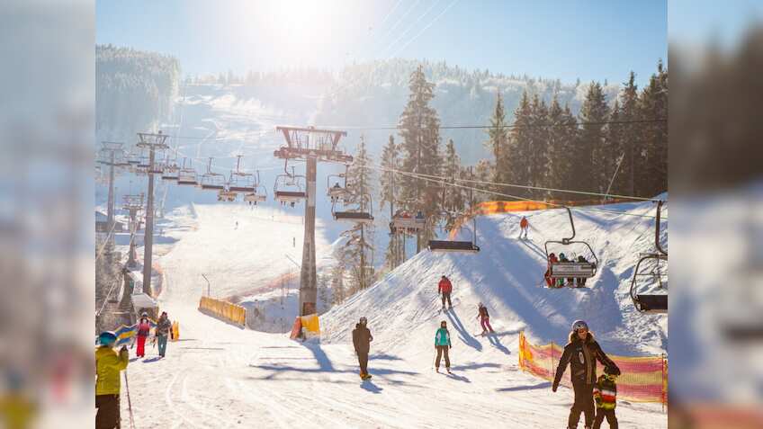 सर्दियों में शिमला-मनाली घूमकर हो गएं बोर? भारत की इन हसीन जगहों पर उठाएं बर्फबारी का लुत्फ 