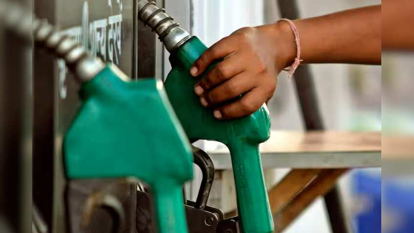 Petrol Diesel Price on 01 January 2024: साल 2024 के पहले दिन क्या सस्ता हुआ पेट्रोल-डीजल? यहां चेक करें नए रेट्स