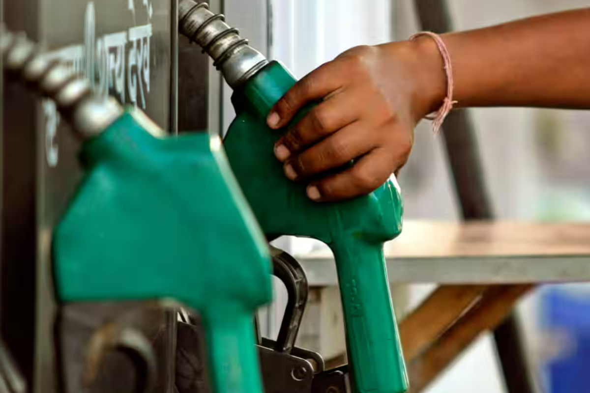Petrol Diesel Price on 01 January 2024: साल 2024 के पहले दिन क्या सस्ता हुआ पेट्रोल-डीजल? यहां चेक करें नए रेट्स