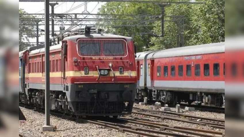 Indian Railway: कोहरे के कारण 21 ट्रेनें देरी से चल रही, घर से निकलने से पहले चेक करें लिस्ट