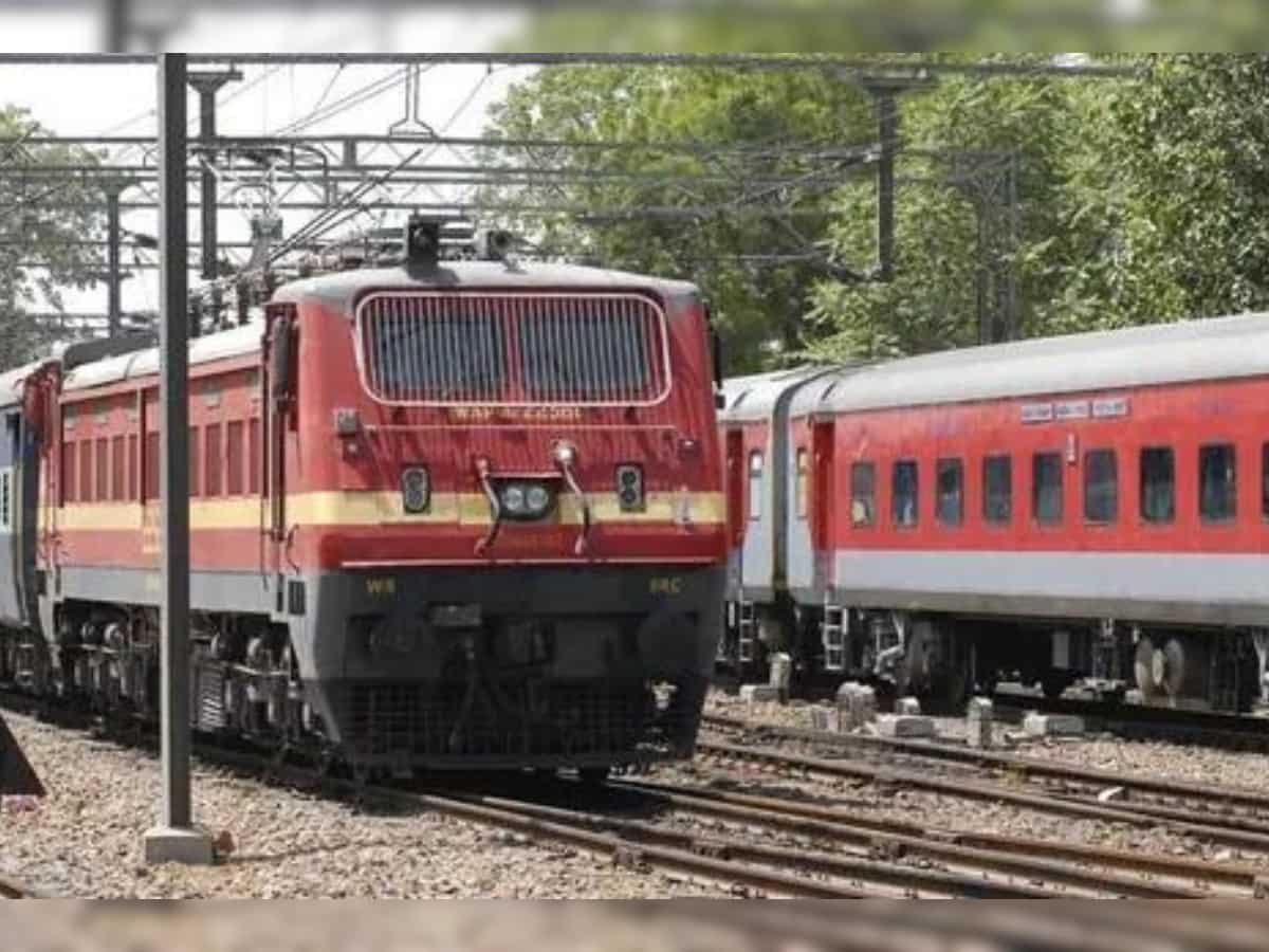 Indian Railway: कोहरे के कारण 21 ट्रेनें देरी से चल रही, घर से निकलने से पहले चेक करें लिस्ट