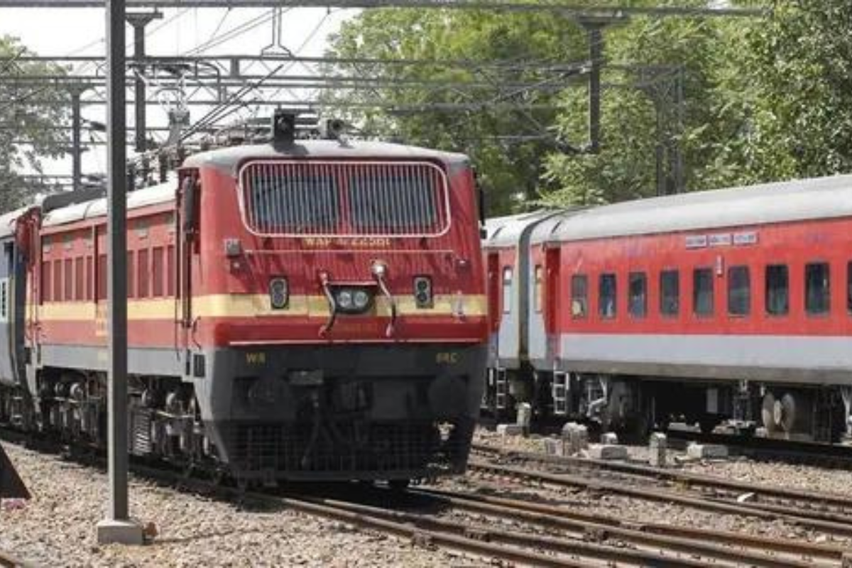 Indian Railway: कोहरे के कारण 21 ट्रेनें देरी से चल रही, घर से निकलने से पहले चेक करें लिस्ट