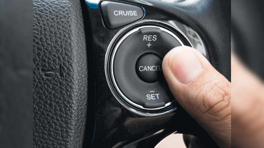कार के इस फीचर से बिना Accelerator और Clutch दबाए चलती है गाड़ी, जानें क्या है ये फीचर 