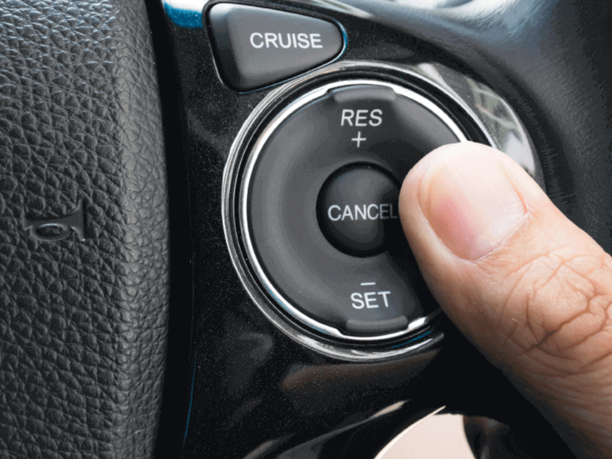 कार के इस फीचर से बिना Accelerator और Clutch दबाए चलती है गाड़ी, जानें क्या है ये फीचर