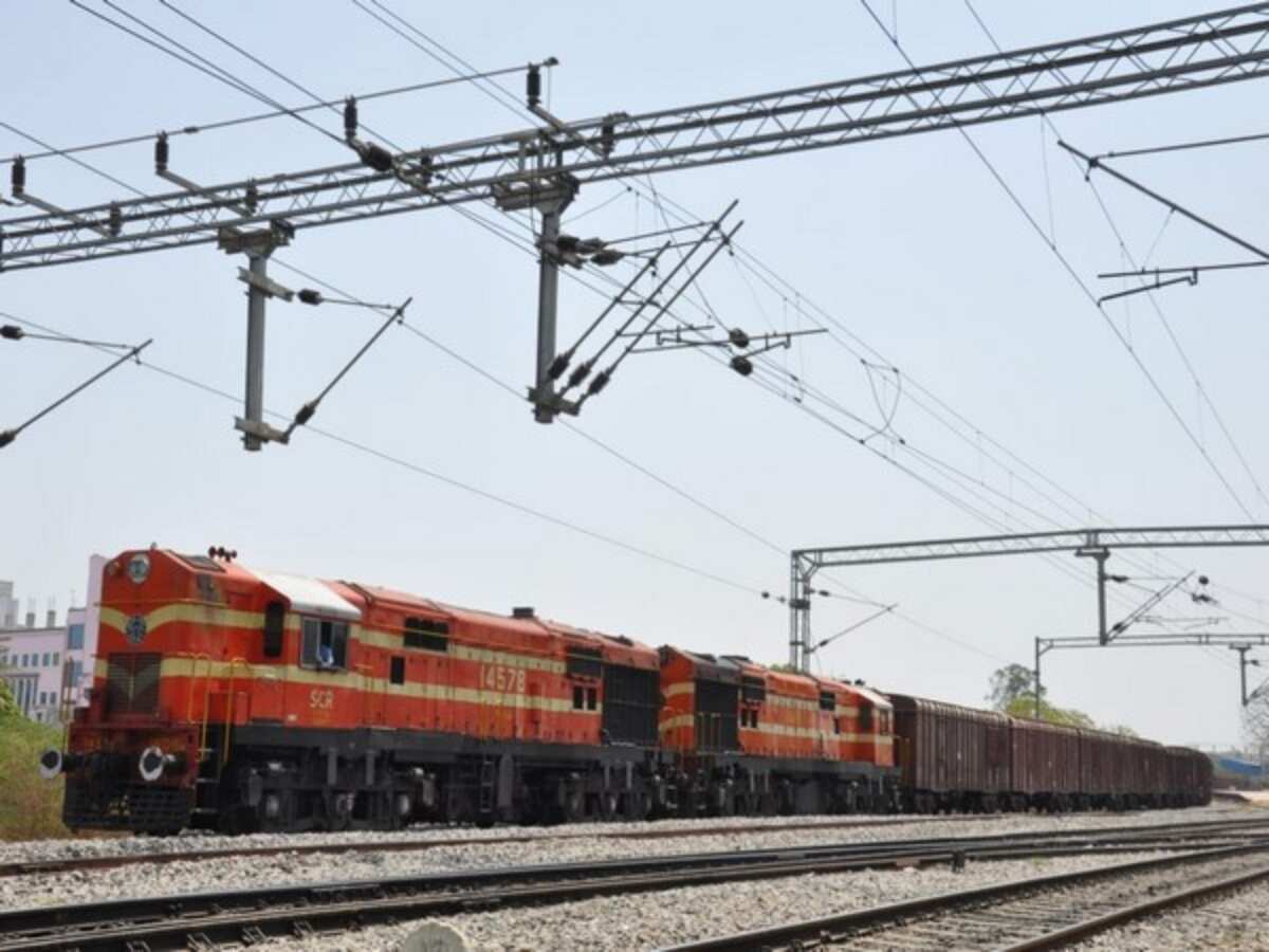 Indian Railway: राजधानी दिल्ली में शीतलहर जारी, कोहरे के कारण 26 ट्रेनें चल रही लेट, यहां चेक करें लेटेस्ट अपडेट