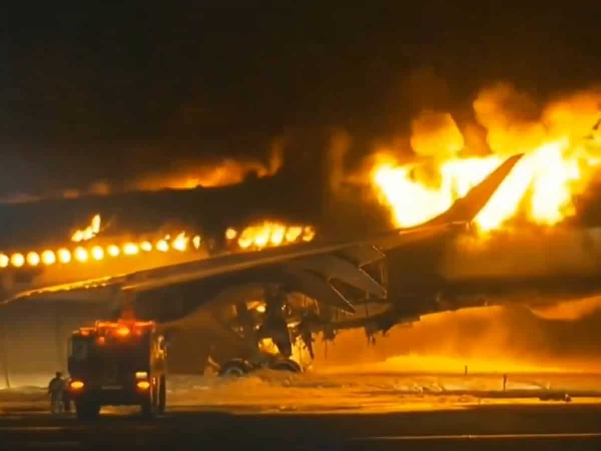 बड़ी दुर्घटना का शिकार हुई जापान एयरलाइंस, लैंडिंग के दौरान लगी प्लेन में आग, मुश्किल में फंसी 400 पैसेंजर्स की जान