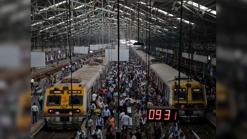 Mumbai Local के पैसेंजर्स हो जाएं सावधान, 9 साल में ट्रेन दुर्घटनाओं में हुई 11,316 यात्रियों की मौत