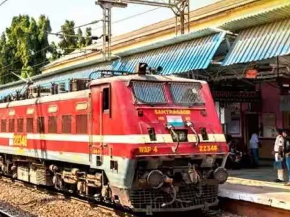 Trains Late: कोहरे ने लगाई ट्रेनों की रफ्तार पर लगाम, 22 ट्रेनें निर्धारित समय से कई घंटे लेट, देखें लिस्‍ट