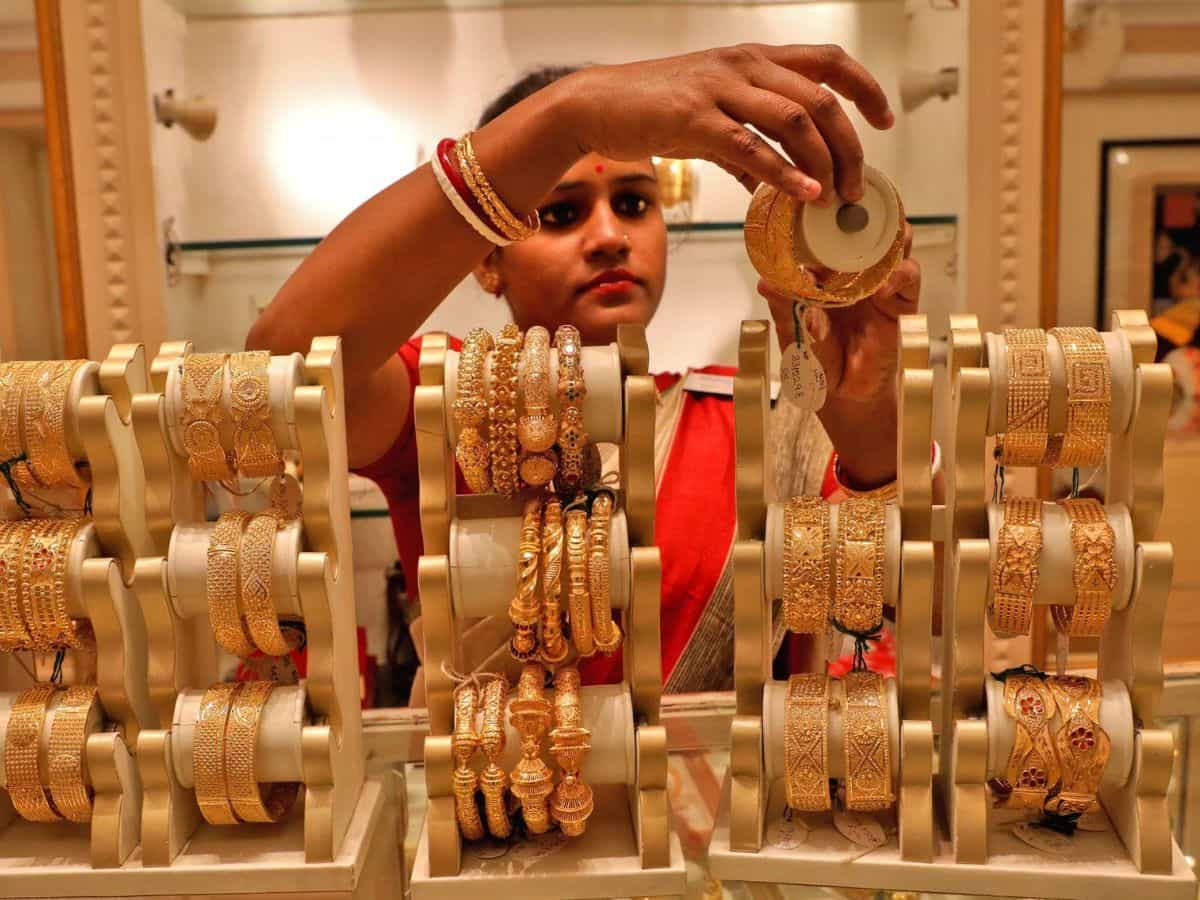 हफ्ते के आखिरी दिन 100 रुपया सस्ता हुआ सोना, जानें 10 ग्राम गोल्ड का ताजा भाव अब क्या हो गया