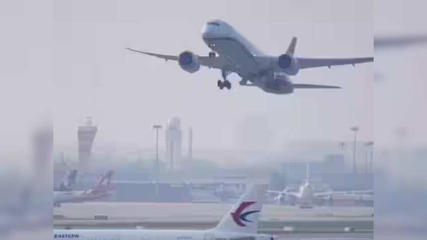 Delhi Flight Delayed: दिल्ली-एनसीआर में छाया घना कोहरा, कम विजिबिलिटी के कारण कई फ्लाइट हुई लेट
