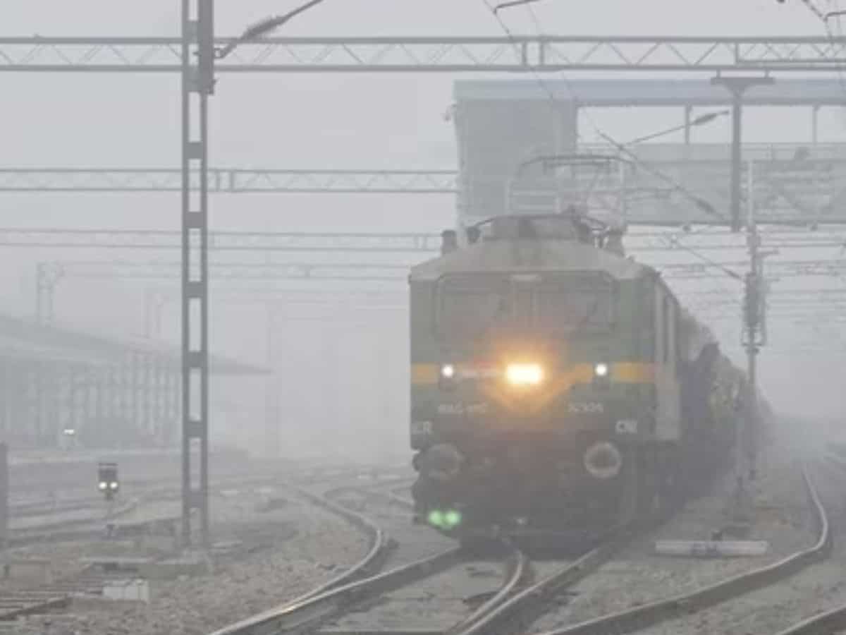 Train Delayed List: घने कोहरे ने धीमी कर दी ट्रेनों की रफ्तार, 6 घंटे से अधिक चल रही हैं ये गाड़ियां, चेक कर लें ताजा हाल
