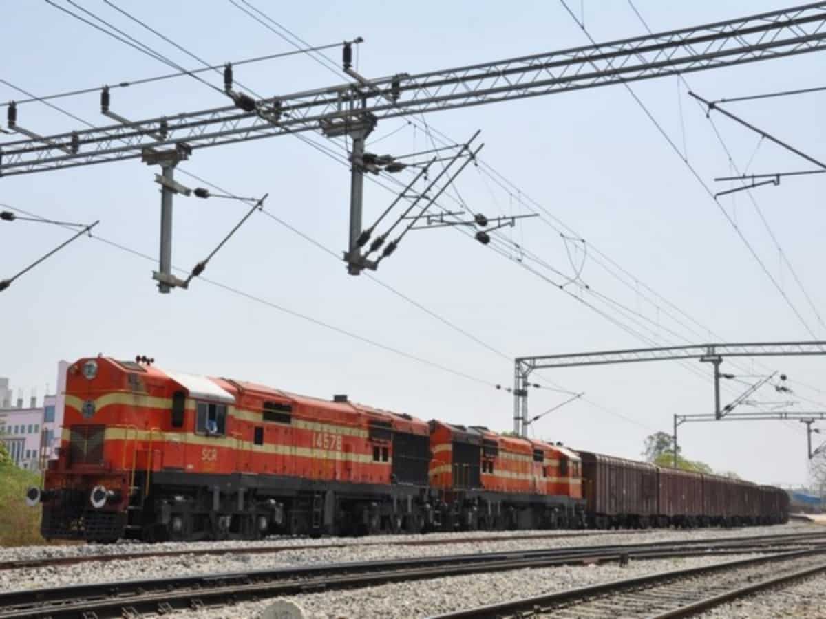 Indian Railway: दिल्ली-NCR में कोहरा और शीतलहर जारी, देरी से चल रही कई ट्रेनें, यहां चेक करें लेटेस्ट अपडेट