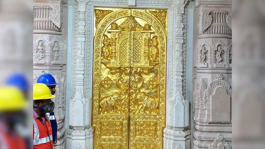 Ram Mandir में लगा पहला 'सोने का दरवाजा', तीन दिन में लगेंगे 13 और दरवाजे, सामने आई पहली फोटो