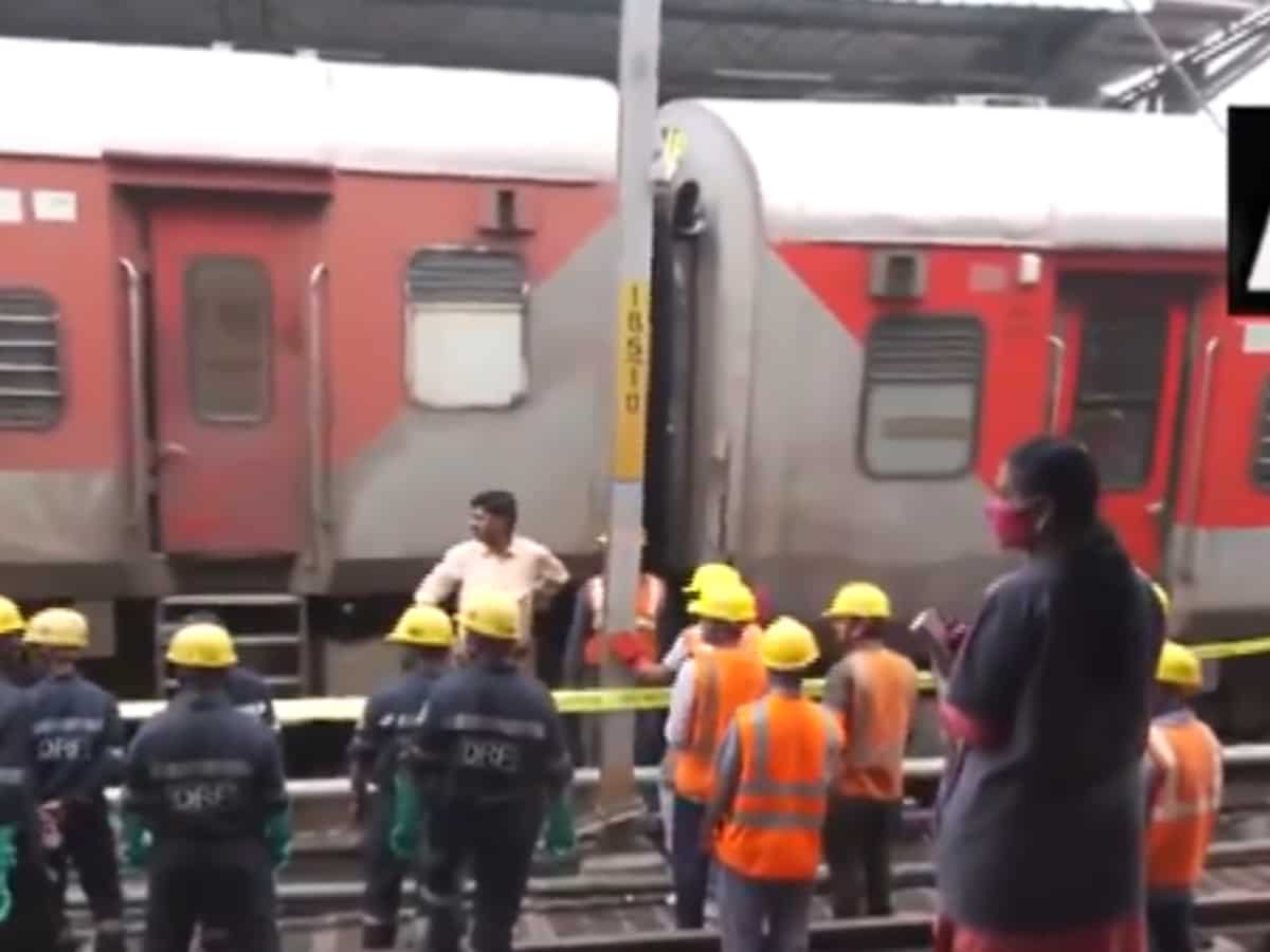 Telangana Train Accident: तेलंगाना के नामपल्ली रेलवे स्टेशन पर चारमीनार एक्सप्रेस के तीन डिब्बे पटरी से उतरे, पांच लोग घायल