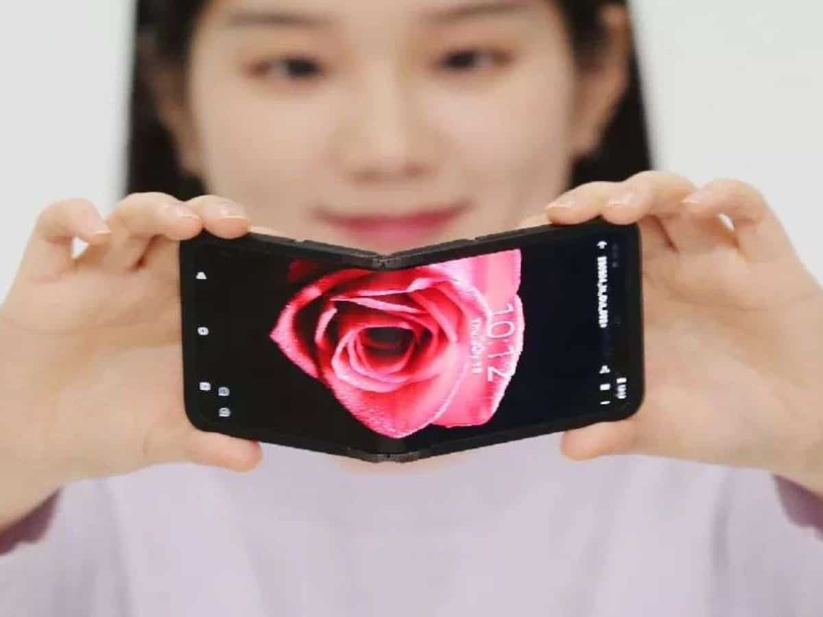 Samsung के Dual-Folding डिस्प्ले में दिखी अपकमिंग Galaxy Z Flip 6 की झलक- दोनों तरफ मुड़ जाती है डिस्प्ले