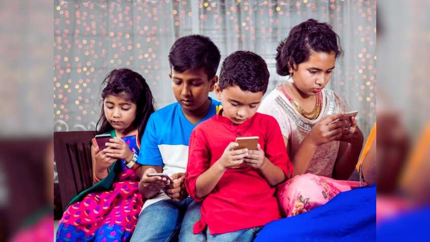 बच्चों के हाथ से मोबाइल छीनना आसान नहीं? ये हैं फोन दूर रखने के 6 टिप्स