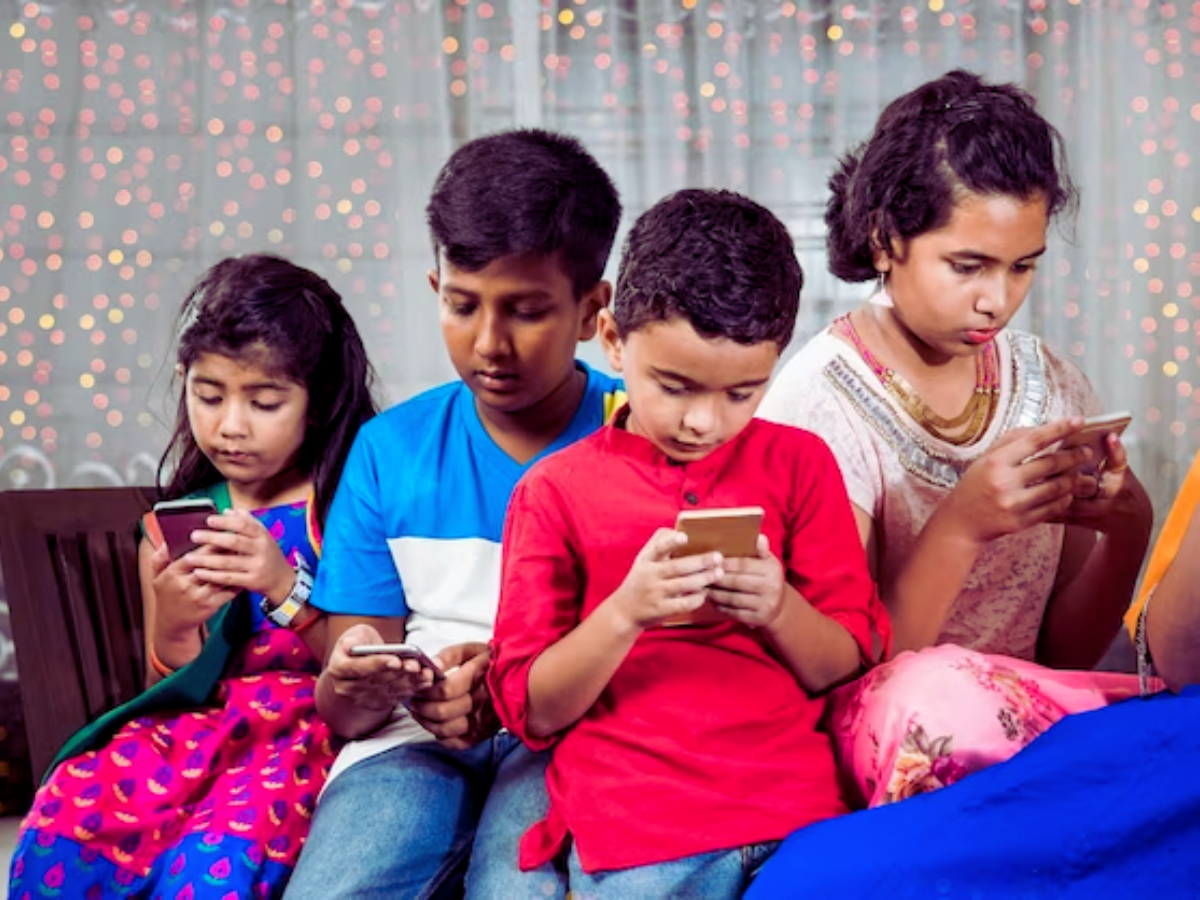 बच्चों के हाथ से मोबाइल छीनना आसान नहीं? ये हैं फोन दूर रखने के 6 टिप्स