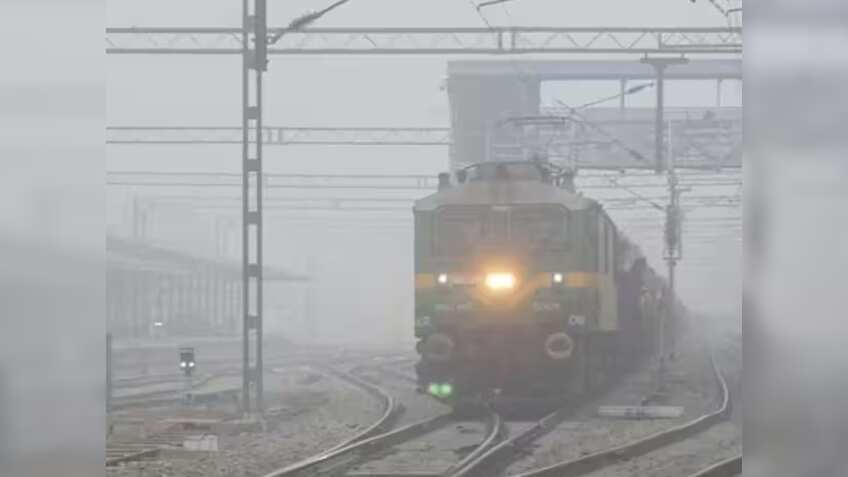 Delhi Train Late: कोहरे से धीमी हुई ट्रेन की रफ्तार, दिल्ली आने वाली कई ट्रेनें लेट  