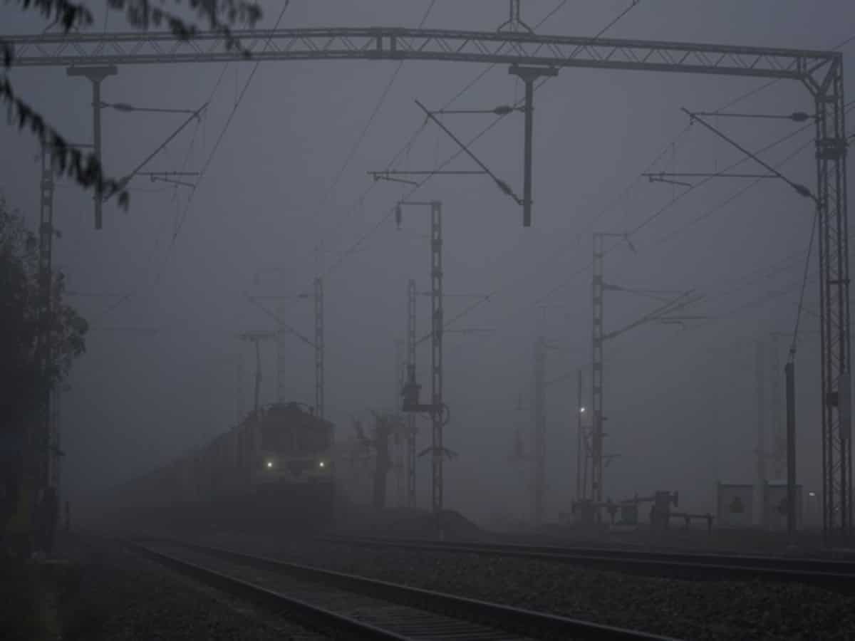 Indian Railway Train Delayed: कोहरे के कारण दिल्ली आने वाली 18 ट्रेनें देरी से चल रही, चेक करें डीटेल