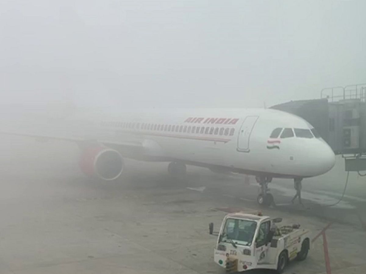 घने कोहरे से पैसेंजर्स को घंटो करना पड़ा फ्लाइट का इंतजार, एविएशन मिनिस्ट्री या एयरलाइन ऑपरेटर- कौन है जिम्मेदार?