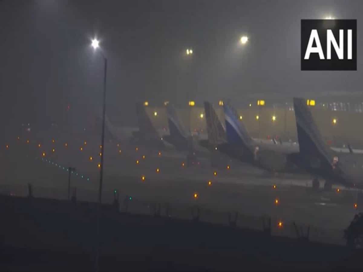 दिल्ली समेत उत्तर भारत में कोहरे और ठंड का प्रकोप जारी, दिल्ली एयरपोर्ट से जाने वाली 30 फ्लाइट्स लेट, 17 कैंसिल