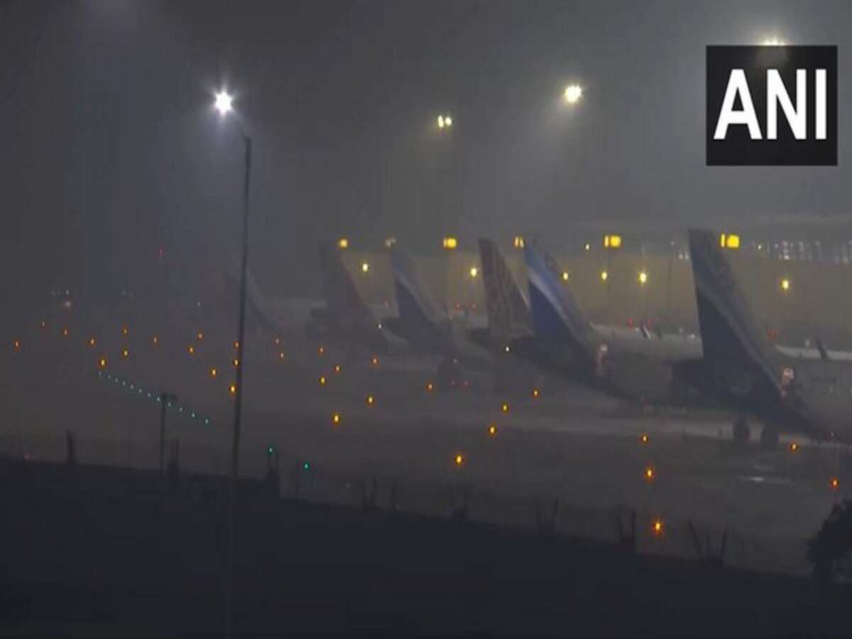 दिल्ली समेत उत्तर भारत में कोहरे और ठंड का प्रकोप जारी, दिल्ली एयरपोर्ट से जाने वाली 30 फ्लाइट्स लेट, 17 कैंसिल