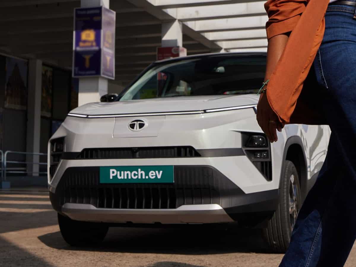 Tata Punch.ev में कंपनी ने भर-भरकर दिए सेफ्टी और दूसरे फीचर्स, क्या मुनाफे का सौदा होगी ये कार, यहां जानें